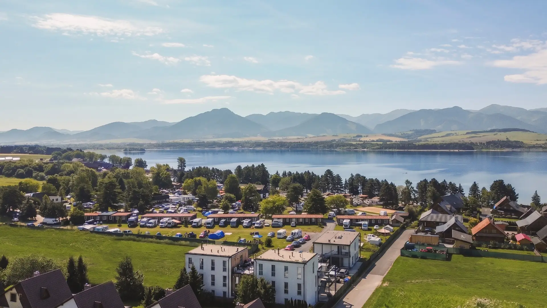 Liptovská Mara, hory a budovy Mara Holiday Resort